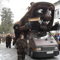 Umzug am Fasnachtssonntag: Der Schneeschreck bildet den Schluss.