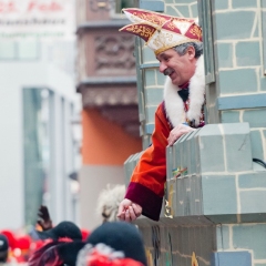 Umzug am Fasnachtssonntag: Der Jubiläumselferrat fährt auf dem geliehenen Wagen der Niederburg mit.