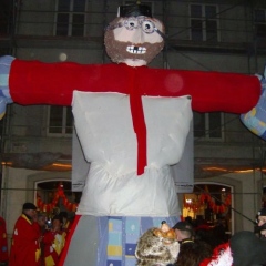 Verbrennung auf dem Stefansplatz: Die Puppe stand noch unversehrt.