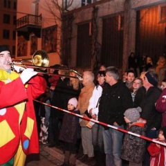 Verbrennung auf dem Stefansplatz: Einmarsch der Clowngruppe auf den Platz.