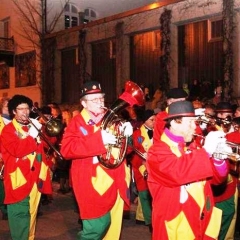 Verbrennung auf dem Stefansplatz: Einmarsch der Clowngruppe auf den Platz.