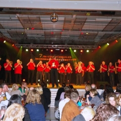 Männerballett-Treffen vom Schneeschreck: Zum Auftakt spielte die Clowngruppe unter der Leitung von Gerd Zachenbacher.