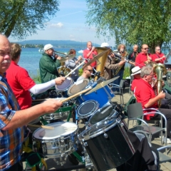 Vatertag der Clowngruppe: Erster Auftritt im Seegarten in Allensbach.