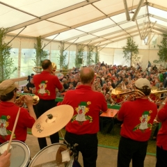 Vatertag der Clowngruppe: Am Schluss spielte man noch auf dem Bergfest vom Musikverein Dettingen.