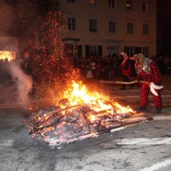 Verbrennung auf dem Stefansplatz: Bis sie vollkommen niederbrannte.