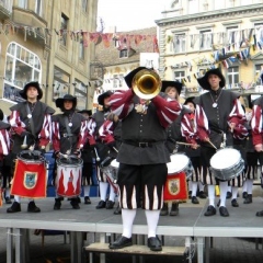 Der Fanfarenzug auf dem Weg zum närrischen Frühschoppen.