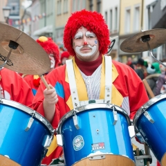 Umzug am Fasnachtssonntag: Die Clowngruppe der Schneckenburg.