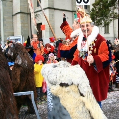 Umzug am Fasnachtssonntag: Die Schneckenburg wurde durch Präsident Jürgen Stöß und Vizepräsident Ekki Moser angeführt. Sie wurden mit Hilfe des Schneeschrecks durch den Umzug gezogen.