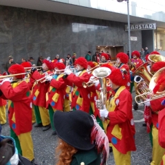 Umzug am Fasnachtssonntag: Die Clowngruppe spielte noch nach dem Umzug.