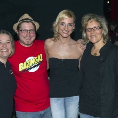 Männerballett-Treffen vom Schneeschreck: Das Ansager-Team Stephanie Schieß und Arthur Bruderhofer (Mitte) eingerahmt von den Gruppenbetreuerinnen Julia Egenhofer und Dagmar Deutinger.