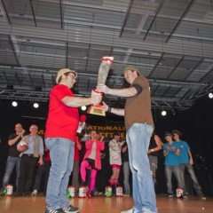 Männerballett-Treffen vom Schneeschreck: Ansager Arthur Bruderhofer überreichte den Pokal an den Sieger.