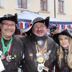 Der Fanfarenzug der Schneckenburg beim Närrischen Jahrmarkt auf der Marktstätte.