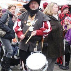 Der Fanfarenzug der Schneckenburg beim Närrischen Jahrmarkt auf der Marktstätte.