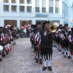 Umzug am Fasnachtssonntag in der Stadt: Als erster der Schneckenburg lief der Fanfarenzug.