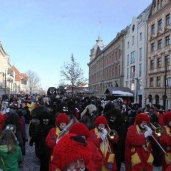 Umzug am Fasnachtssonntag in der Stadt: Hinterher konnte man bereits den Schneeschreck sehen.