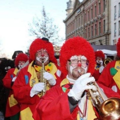 Umzug am Fasnachtssonntag in der Stadt: Gefolgt von der Clowngruppe.