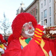 Umzug am Fasnachtssonntag in der Stadt: Gefolgt von der Clowngruppe.