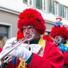 Umzug am Fasnachtssonntag in der Stadt: Gefolgt von der Clowngruppe.