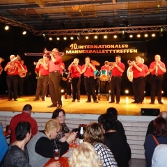 Männerballett-Treffen vom Schneeschreck: Zur Eröffnung spielte die Clowngruppe unter der Leitung von Gerd Zachenbacher.