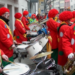 Umzug am Fasnachtssonntag: Nach dem Umzug unterhielt die Clowngruppe noch die Narren auf der Gass.