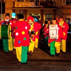 Verbrennung auf dem Stepahnsplatz: Die Clowngruppe lief ein.