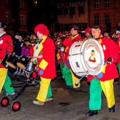 Verbrennung auf dem Stepahnsplatz: Die Clowngruppe lief ein.