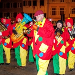 Verbrennung auf dem Stepahnsplatz: Die Clowngruppe lief ein.