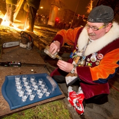 Narrenbaumstellen auf dem Gottmannplatz: Als der Baum stand verteilte Elferrat Hans-Peter Pfundstein den Schnaps an die Baumsteller.