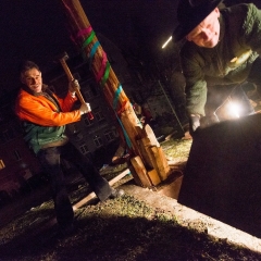 Narrenbaumstellen auf dem Gottmannplatz: Die Holzer aus Allensbach stellten den Baum.