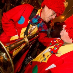 Narrenbaumstellen auf dem Gottmannplatz: Die Clowngruppe spielte dann bis zum Schluß.