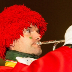 Narrenbaumstellen auf dem Gottmannplatz: Die Clowngruppe spielte dann bis zum Schluß.