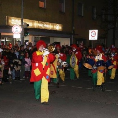 Narrenbaumstellen auf dem Gottmannplatz: Die Clowngruppe beim Narrenbaum-Umzug.