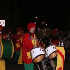 Narrenbaumstellen auf dem Gottmannplatz: Die Clowngruppe beim Narrenbaum-Umzug.