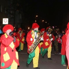 Narrenbaumstellen auf dem Gottmannplatz: Die Clowngruppe beim Narrenbaum-Umzug.