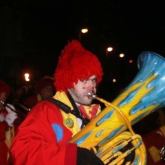 Narrenbaumstellen auf dem Gottmannplatz: Die Clowngruppe beim Narrenbaum-Umzug.