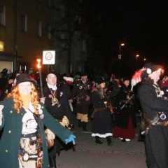 Narrenbaumstellen auf dem Gottmannplatz: Der Räuber war auch dabei.