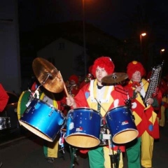 Narrenbaumstellen auf dem Gottmannplatz: Die Clowngruppe beim Narrenbaum-Umzug.