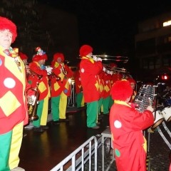 Narrenbaumstellen auf dem Gottmannplatz: Die Clowngruppe spielte noch bis die Lichter ausgingen.