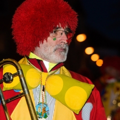 Narrenbaumstellen auf dem Gottmannplatz: Gerd Zachenbacher führte die Clowngruppe an.