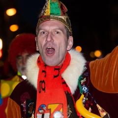 Narrenbaumstellen auf dem Gottmannplatz: Präsident Jürgen Stöß führte den Umzug an.