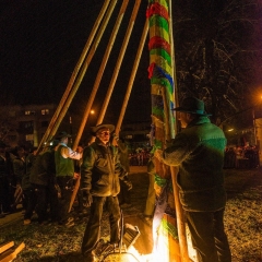 Narrenbaumstellen auf dem Gottmannplatz: Die Holzer aus Allensbach stellten den Baum für die Schneckenburg.