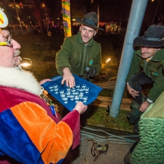 Narrenbaumstellen auf dem Gottmannplatz: Elferrat Hans-Peter Pfundstein verteilte den obligatorischen Schnaps.