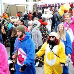 Der Fanfarenzug beim Narrenmarkt auf der Marktstätte.