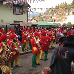 Rosenmontag mit der Clowngruppe: Am Mittag besuchte man den närrischen Jahrmarkt in Freudental.