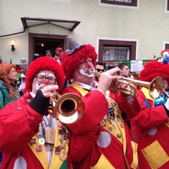 Rosenmontag mit der Clowngruppe: Am Mittag besuchte man den närrischen Jahrmarkt in Freudental.