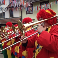 Rosenmontag mit der Clowngruppe: Am Mittag besuchte man den närrischen Jahrmarkt in Freudental.