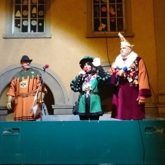 Verbrennung auf dem Stephansplatz: Auch das Ansagerteam hatte wegen dem Sturm zu kämpfen.