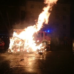 Verbrennung auf dem Stephansplatz: Die Puppe wurde entzündet.