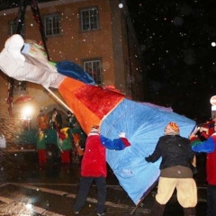 Verbrennung auf dem Stephansplatz: Da der Wind so heftig war, wurde die Puppe umgelegt.