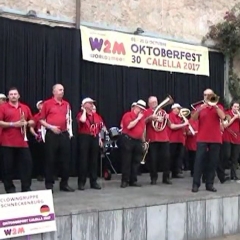 Die Clowngruppe in Calella (bei Barcelona): Der erste Auftritt fand noch im Regen statt.